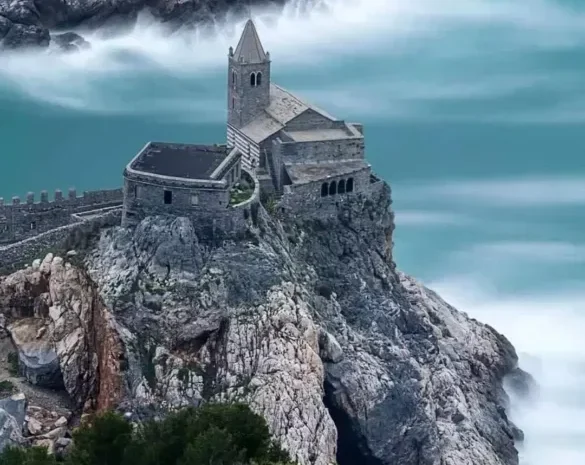 Portovenere - Chiesa di San Pietro e mareggiata