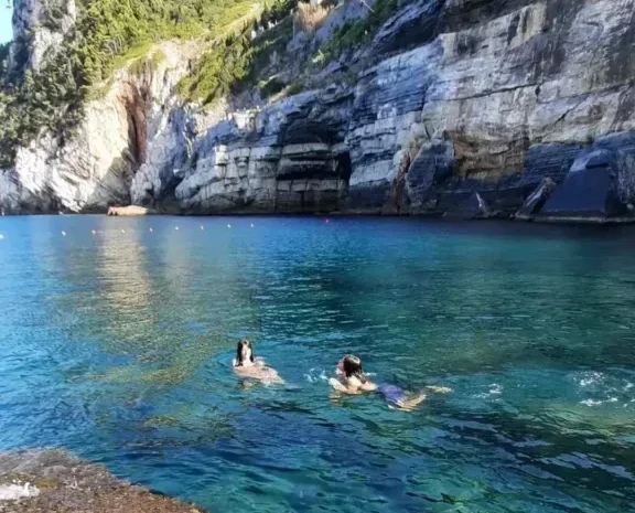 Portovene re - Il suo mare ed in alto la fortezza